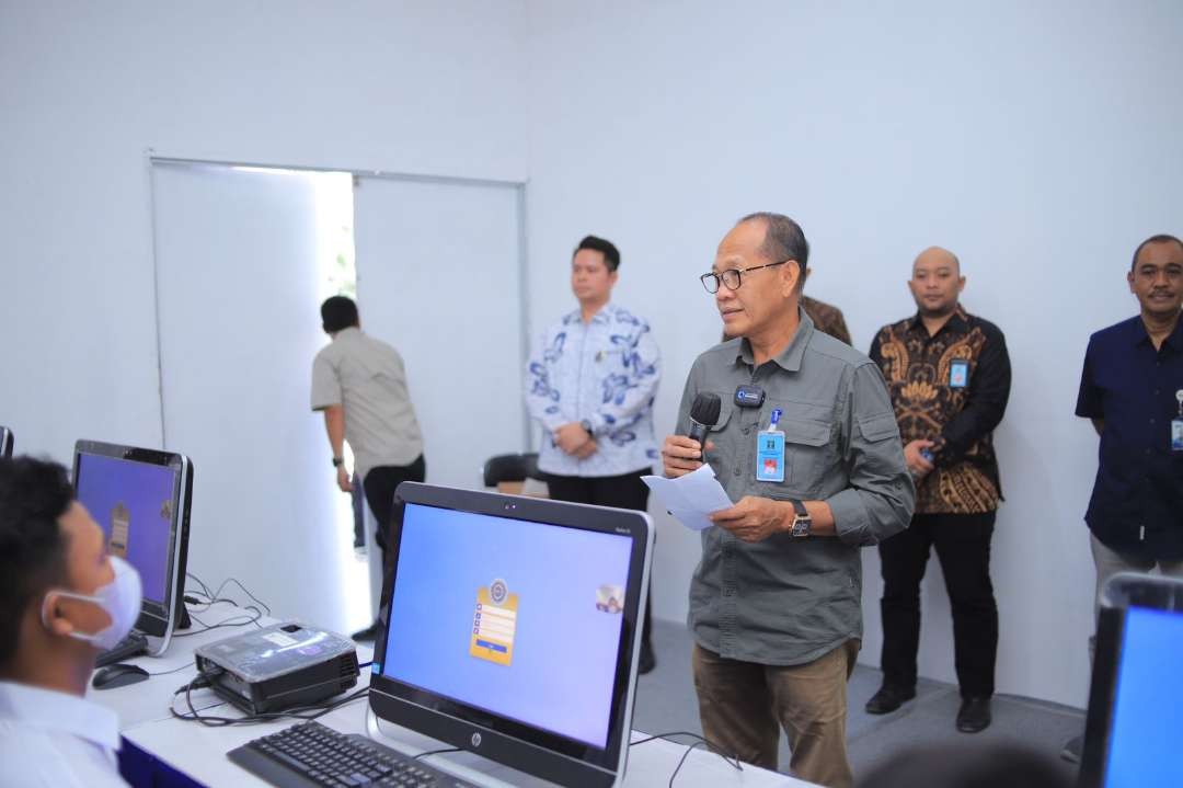 Kakanwil Kemenkumham Jatim, Imam Jauhari hadir langsung mengikuti proses Seleksi Kompetensi Dasar (SKD) calon Taruna (Catar) Politeknik Pemasyarakatan dan Imigrasi. (Foto: Humas Kemenkumham Jatim)