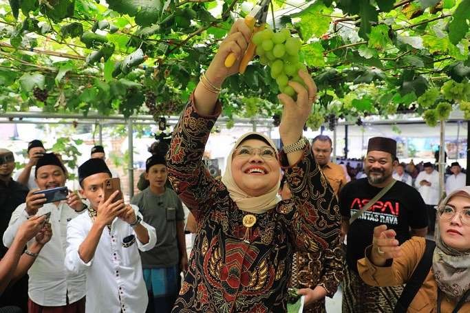 Menteri Ketenagakerjaan RI Dr. Hj. Ida Fauziyah, pada saat Haul Masyayikh KH. Mohammad Imam Bukhori serta Masyayikh Pondok Jatinom Blitar.