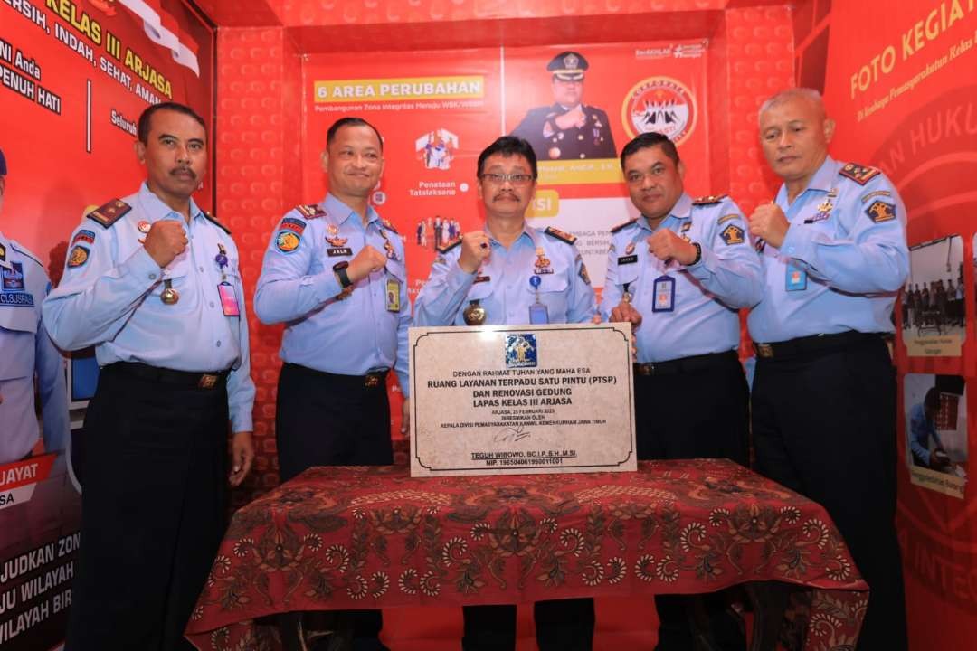 Kadiv Pemasyarakatan Kanwil Kemenkumham Jatim, Teguh Wibowo (tengah) di Kepulauan Kangean dalam pembinaan warga binaan pemasyarakatan (WBP).  (Foto: Humas Kemenkumham Jatim)