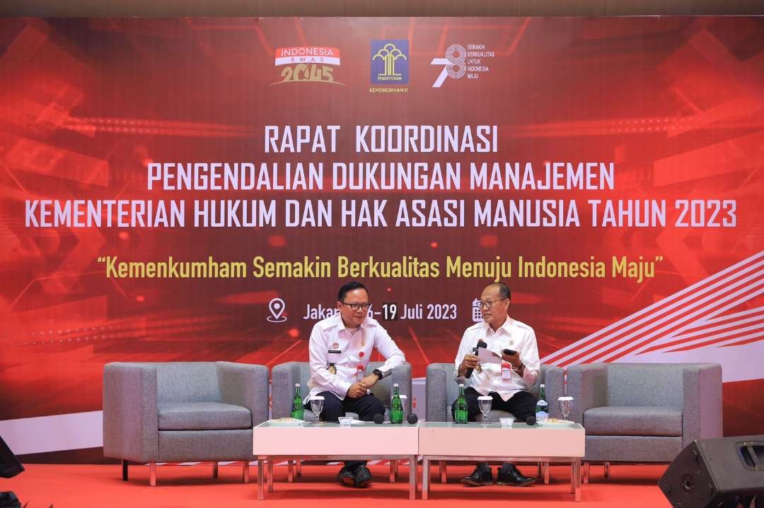 Kakanwil Kemenkumham Jatim, Imam Jauhari memaparkan hasil rapat komisi di bidang Sumber Daya Manusia atau SDM. (Foto: Humas Kemenkumham Jatim)