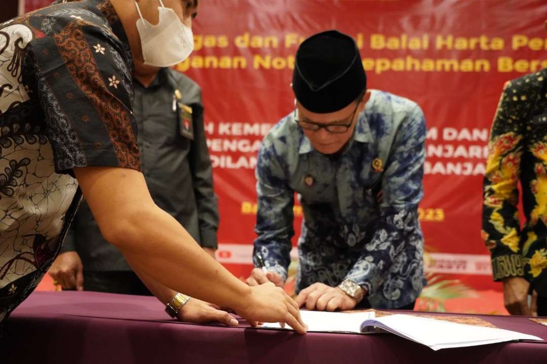 Kakanwil Kemenkumham Jatim Imam Jauhari menandatangani nota kesepahaman dengan perwakilan dari Kepala Pengadilan Tinggi Banjarmasin. (Foto: Humas Kemenkumham Jatim)