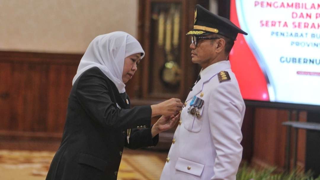 Gubernur Jatim, Khofifah Indar Parawansa saat melantik Pj Bupati Tulungagung Heru Suseno di Gedung Negara Grahadi, Surabaya, Senin 25 September 2023. (Foto: Fariz Yarbo/Ngopibareng.id)