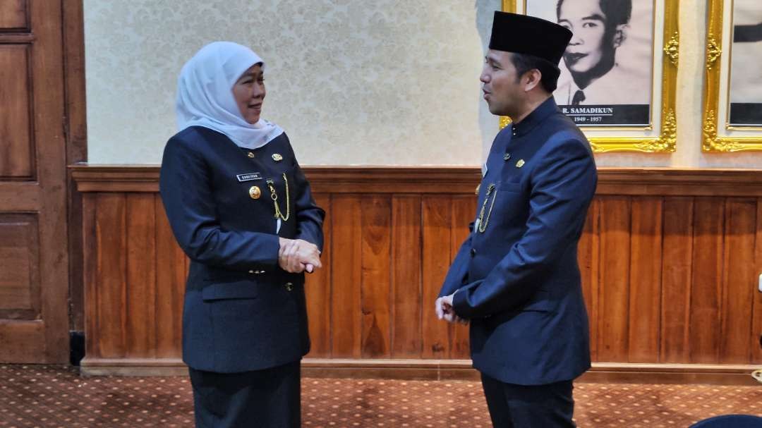 Gubernur Jatim dan Wagub, Khofifah Indar Parawansa dan Emil Elestianto Dardak saat berbincang di Gedung Negara Grahadi, Surabaya, Senin 25 September 2023. (Foto: Fariz Yarbo/Ngopibareng.id)