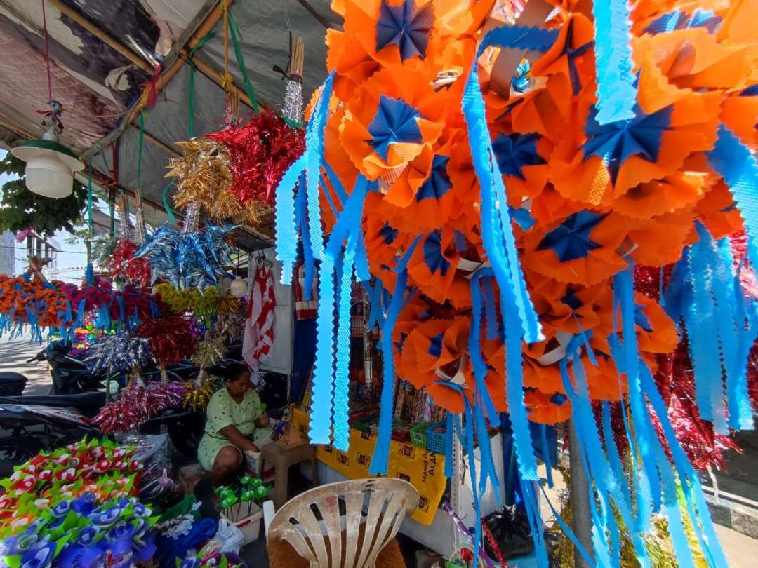 Bunga hiasan telur yang dijual pedagang di pasar Banyuwangi. (Foto: Istimewa)