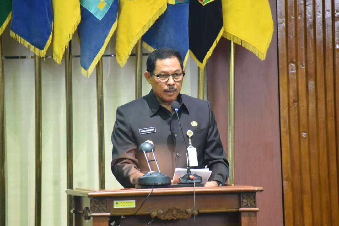 Pj Gubernur Jawa Tengah, Komjen Pol (P) Nana Sudjana memaparkan sejumlah upaya menekan angka kemiskinan saat menghadiri rapat paripurna di Gedung DPRD Provinsi Jawa Tengah, Senin 25 September 2023. (Foto: Ist)