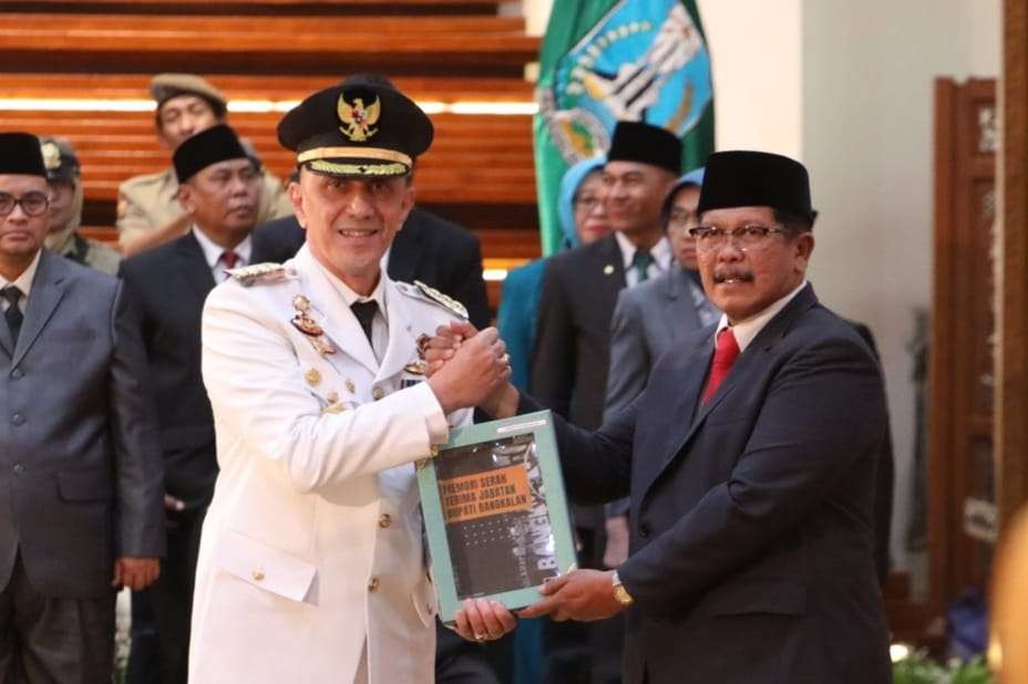 Pelantikan berlangsung dari Plt Bupati Bangkalan Drs Mohni yang menyaksikan jalannya pelantikan Pj Bupati Arief M Edie di Gedung Negara Grahadi pada Minggu 24 September 2023. (Foto: dok. Pemkab bangkalan)