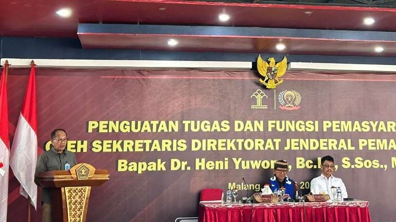 Sekretaris Direktorat Jenderal Pemasyarakatan (Sesditjenpas) Heni Yuwono memberikan penguatan tugas dan fungsi kepada kepala unit pelaksana teknis (UPT) Pemasyarakatan di Jatim, didampingi Kakanwil Kemenkumham Jatim Imam Jauhari. (Foto: Humas Kemenkumham Jatim)