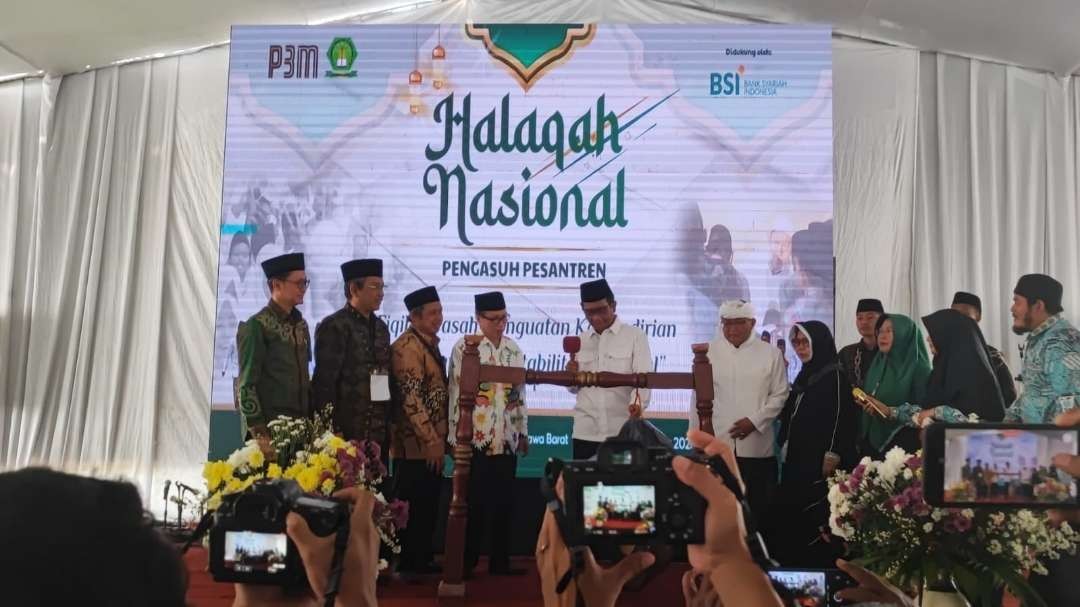 Menko Polhukam M Mahfud MD saat membuka Halaqah Nasional Pengasuh Pesantren, dengan tema “Fiqih Siyasah, Penguatan Kemandirian Pesantren untuk Stabilitas Nasional”, di Pesantren Al Muhajirin Purwakarta. (Foto: p3m/ngopibareng.id)