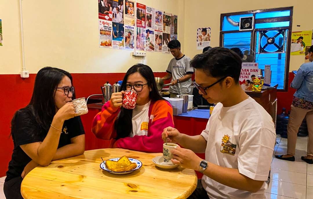 Suasana Toko Kopi Sinar Abadi di Sidoarjo, usung konsep nongkrong tanpa gadget. (Foto: Aini Arifin/Ngopibareng.id)