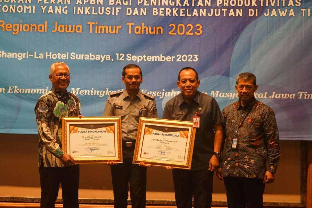 Plt Kakanwil Kemenkumham Jatim, Saefur Rochim (kedua kiri) menerima penghargaan tiga satuan kerja bidang pengelolaan keuangan. (Foto: Humas Kemenkumham Jatim)