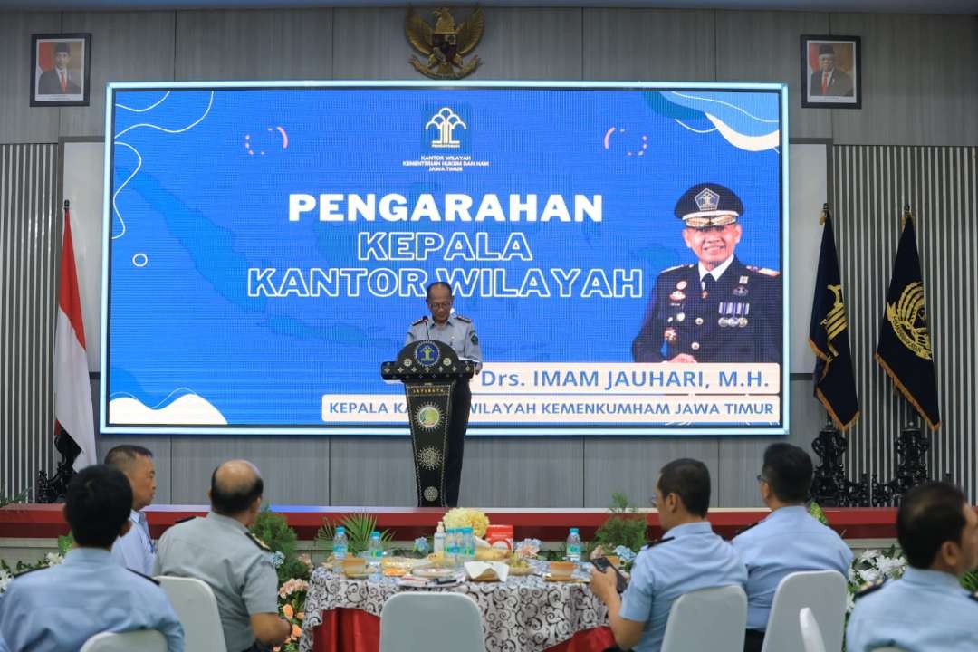 Kakanwil Jatim, Imam Jauhari bersama seluruh Pimti Pratama kantor wilayah dan para Ka UPT Korwil Surabaya saat Pembekalan Calon Purna Bakti Kemenkumham RI Tahun 2023, Selasa 1 Agustus. (Foto: Humas Kemenkumham Jatim)