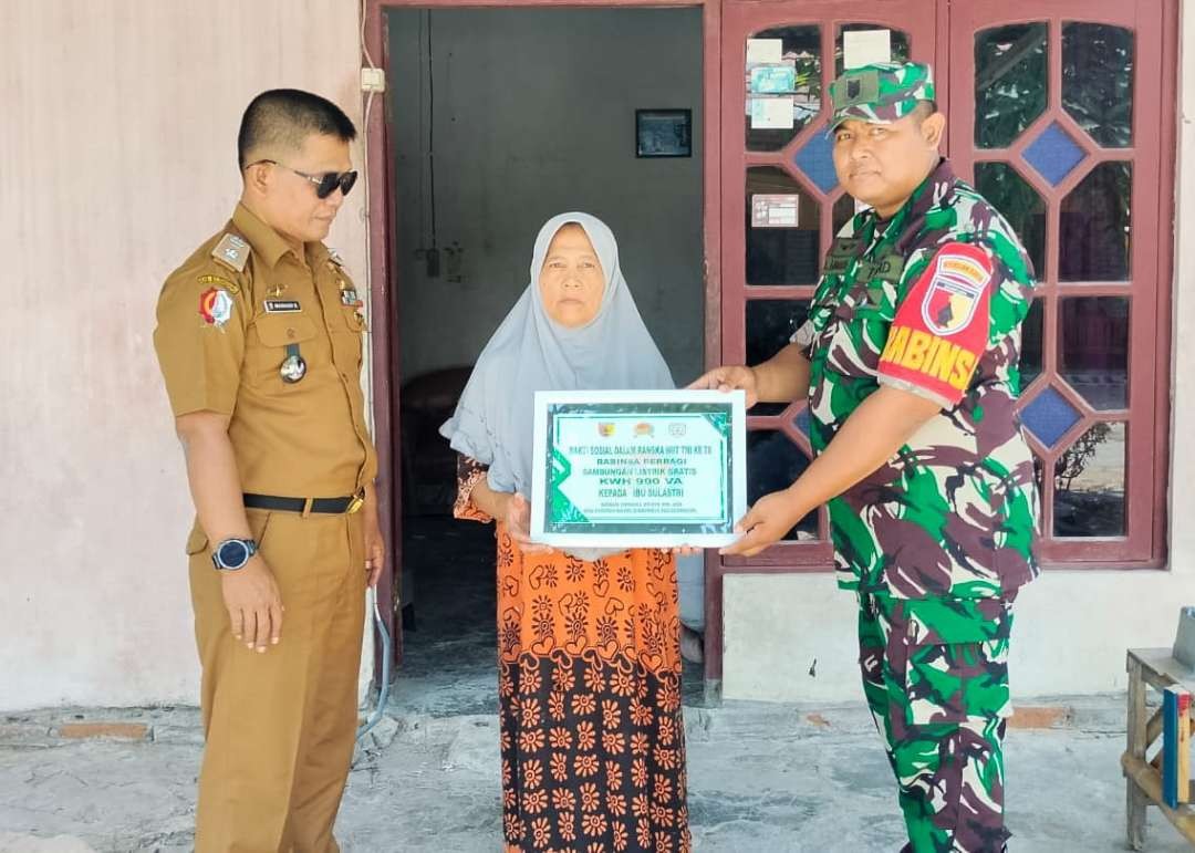 Babinsa Koramil 09/Sumberrejo Kodim 0813 Bojonegoro, Serma Ahmad Humaidi, dan Nenek Sulastri di rumahnya di Dusun Grogol RT.018 RW.005 Desa Sumuragung Kecamatan Sumberrejo Kabupaten Bojonegoro. (Foto: dok. Kodim Bojonegoro)