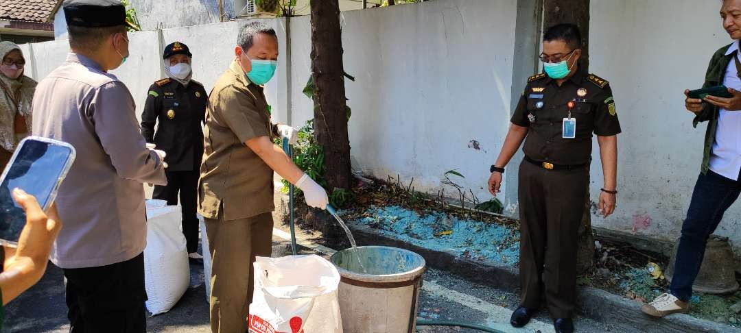 Kejaksaan Negeri Kota Kediri memusnahkan barang bukti tindak pidana yang telah memperoleh kekuatan hukum tetap. (Foto: Fendi Lesmana/Ngopibareng.id)