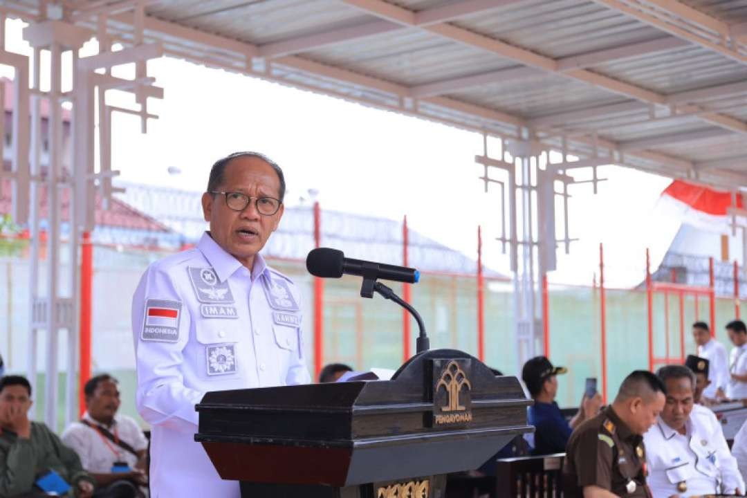 Kakanwil Kemenkumham Jatim, Imam Jauhari, memimpin jajarannya untuk memberikan pelayanan di Taman Blambangan, Banyuwangi. (Foto: Humas Kemenkumham Jatim)