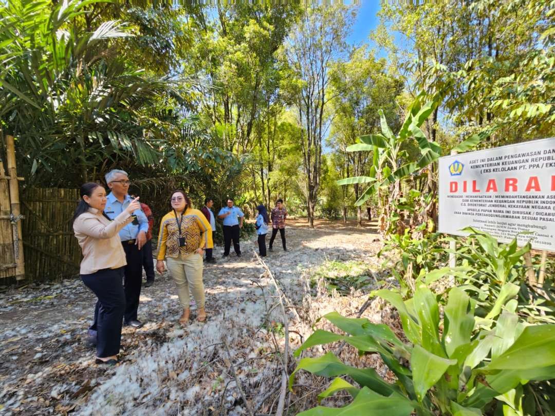 Kepala Biro Pengelolaan Barang Milik Negara (BMN), Novita Ilmaris melakukan monitoring dan evaluasi (monev) progres pembangunan Lapas Pasuruan, dan aset eks BLBI di Malang. (Foto: Humas Kemenkumham Jatim)