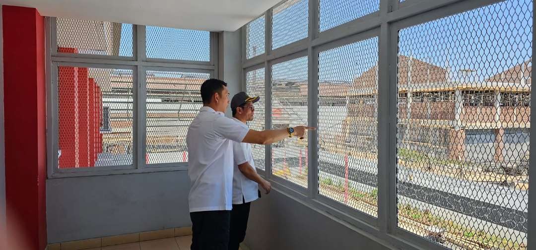 Plt Kakanwil Kemenkumham Jatim, Saefur Rochim saat melakukan inspeksi mendadak (sidak) revitalisasi Rutan Kelas I Surabaya Tahap II. (Foto: Humas Kemenkumham Jatim)