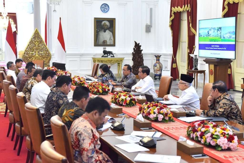 Presiden Jokowi memimpin rapat kabinet terbatas dengan agenda  membahas penyelesaian soal Pulau Rempang. (Foto: BPMI Setpres)