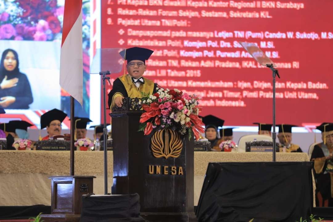 Sekretaris Jenderal (Sekjen) Kemenkumham, Komjen Pol Andap Budhi Revianto meraih Gelar Kehormatan Doktor Honoris Causa dari Unesa. (Foto: Humas Kemenkumham Jatim)