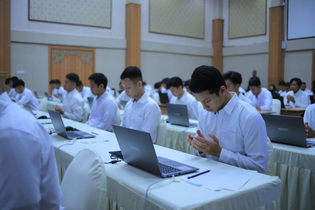 Peserta Calon Taruna Politeknik Pemasyarakatan (Poltekip) dan Politeknik Keimigrasian (Poltekim) mengikuti rangkaian seleksi ujian psikotes. (Foto: Humas Kemenkumham Jatim)