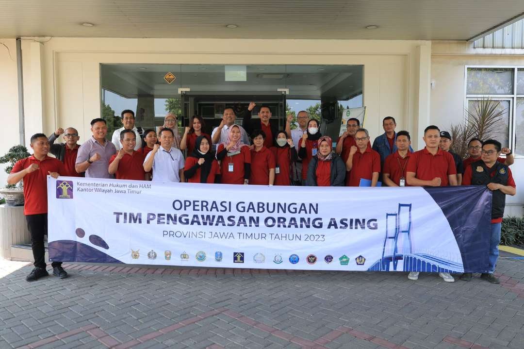 Tim Pengawasan Orang Asing (Pora) Jawa Timur melakukan operasi pengawasan terhadap tenaga kerja asing (TKA). (Foto: Humas Kemenkumham Jatim)