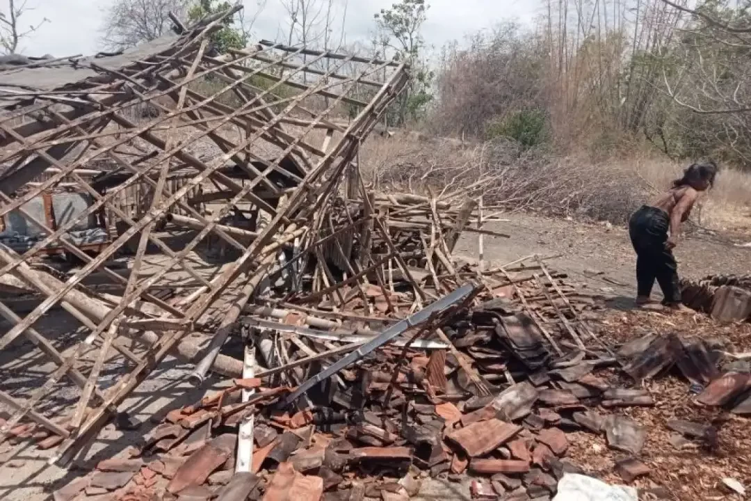 Rumah warga di Situbondo alami rusak berat diterjang angin puting beliung. (Foto: Dok BPBD Situbondo)