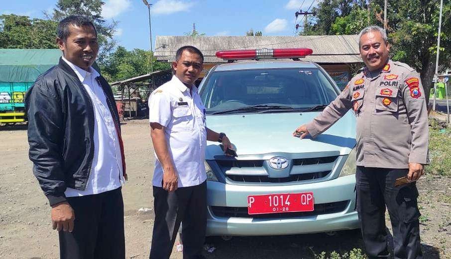 Kapolsek Muncar, AKP Ali Masduki bersama Camat Muncar mengecek mobil ambulans di lokasi penemuan (foto: istimewa)