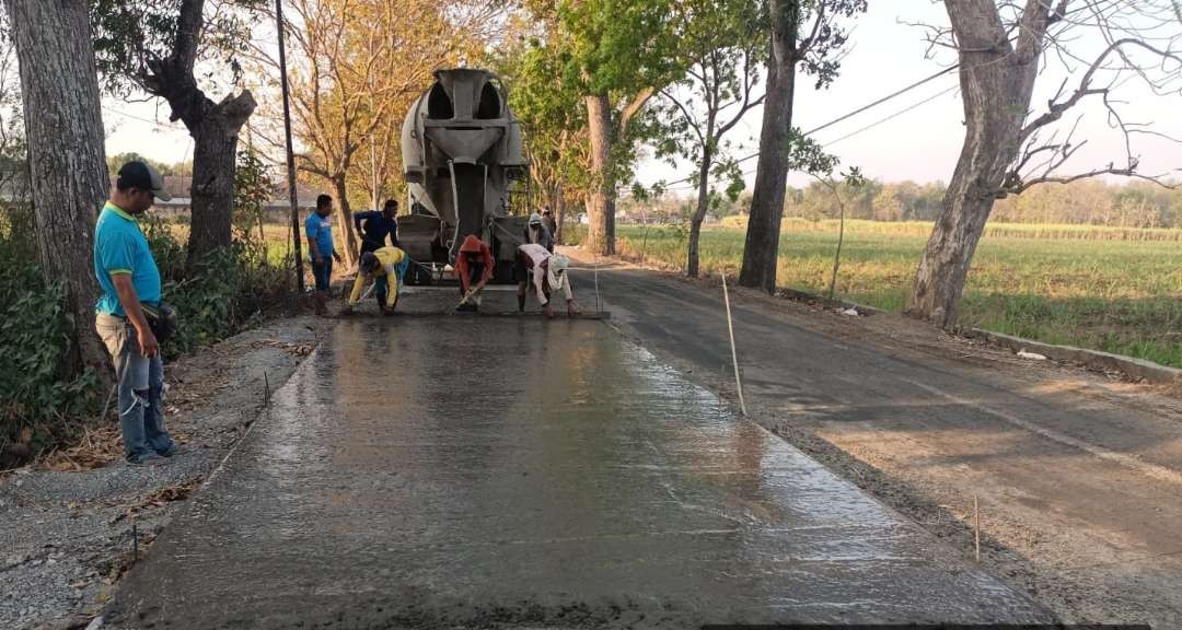 Proyek pengecoran ruas jalan Bulu-Jatirogo Tuban (dok. Pemkab Tuban)