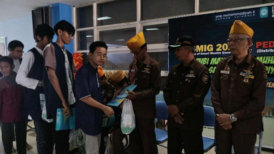 Para siswa SMP Muhammadiyah 5 Surabaya saat memberikan bantuan untuk veteran menjelang Maulid Nabi Muhammad SAW. (Foto: Pita Sari/Ngopibareng.id)