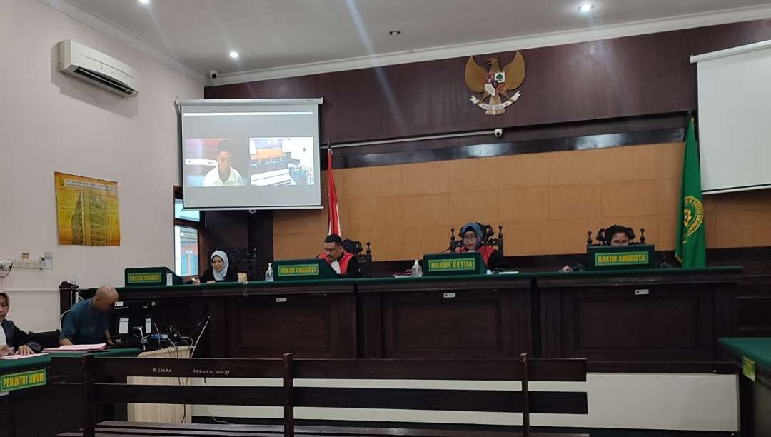 Sidang vonis pembunuhan di ruang sidang cakra PN Mojokerto.(Foto: Deni Lukmantara/Ngopibareng.id)