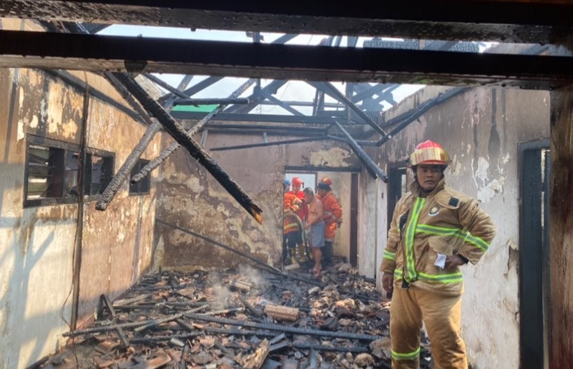 Proses pemadaman di sebuah rumah indekos di Kota Malang (Foto: Lalu Theo/Ngopibareng.id)