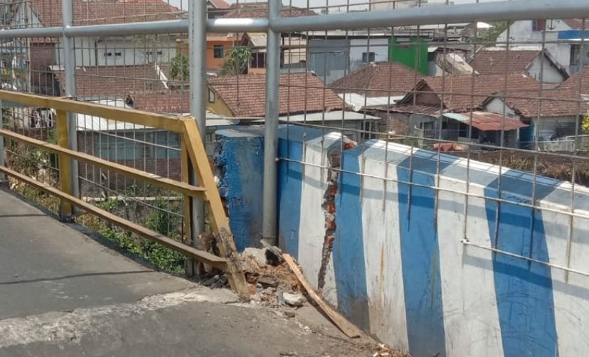 Salah satu titik kerusakan di Jembatan Pelor, Kota Malang, Jawa Timur (Foto: Lalu Theo/Ngopibareng.id)