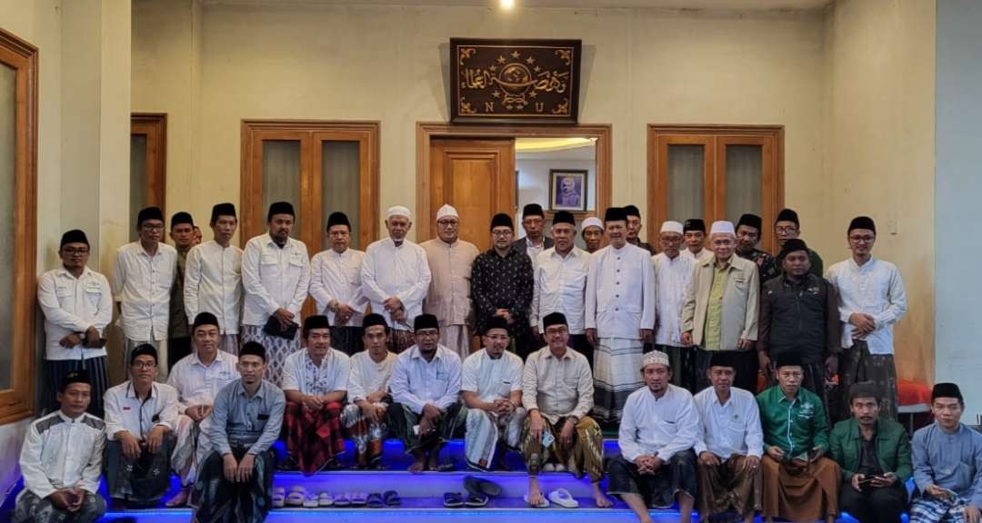 Pencinta Nabi Muhammad SAW. Para ulama pesantren saat berziarah ke Makam Syaikhona Muhammad Kholil di Bangkalan. (Foto: adi/ngopibareng.id)