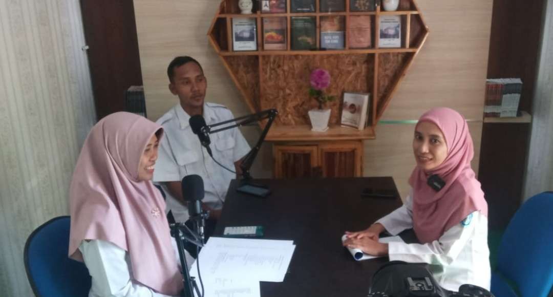 Kaum muda berusaha dengan kiat khusus menjadi penguasa dalam suatu acara podcast. (Foto:adi/ngopibareng.id)