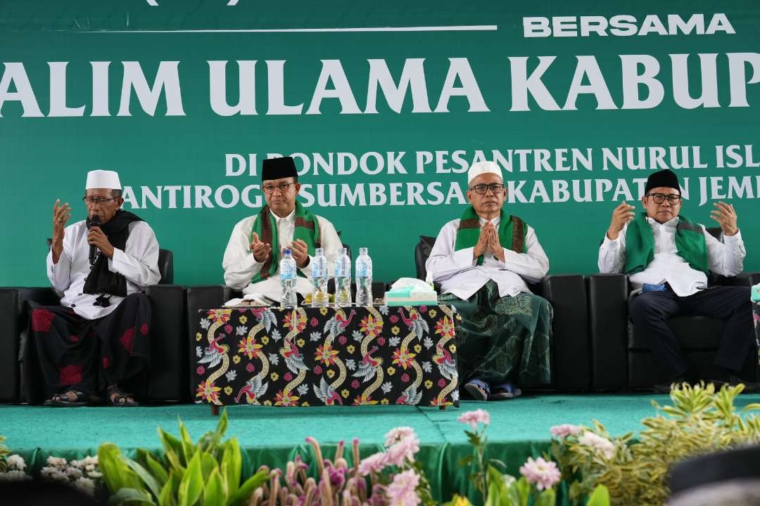 Pasangan Anies-Cak Imin saat didoakan kiai di Ponpes Nuris Jember. (Foto: Istimewa)