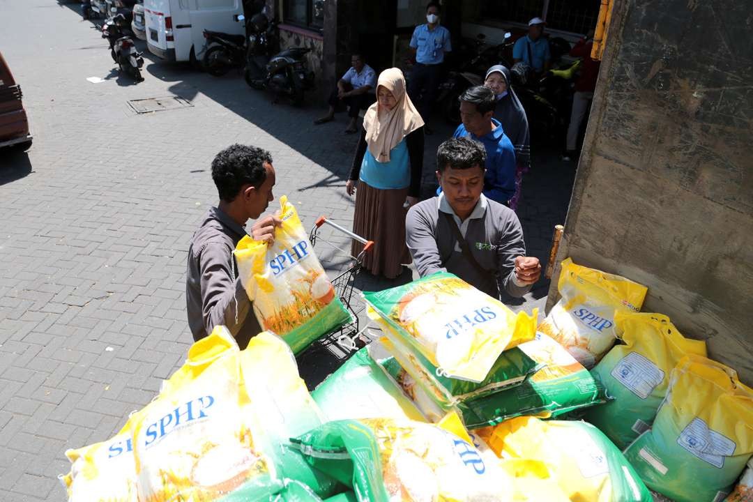 Operasi yang dilakukan Pemkot Surabaya untuk tekan inflasi dari harga bahan pokok yang belum stabil. (Foto: Humas Pemkot Surabaya)