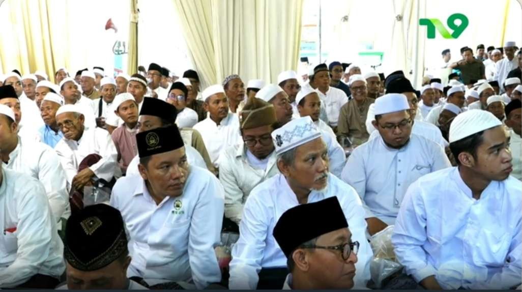 Fitnah Zaman harus diwaspadai setiap Muslim. Tampak umat Islam mengikuti acara Haul Waliyullah. (Foto: adi/ngopibareng.id)