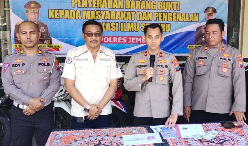 Wakapolres Jember Kompol Hendy Ibnu Indarto saat proses penyerahan barang bukti di Polres Jember (Foto: Dok Humas Polres Jember)