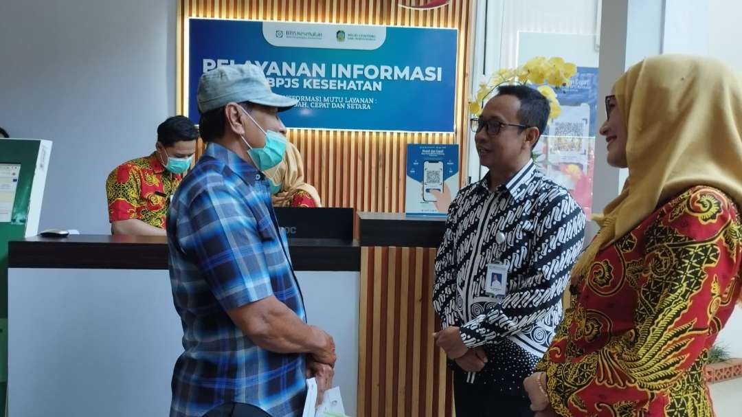 Kepala Cabang BPJS Kesehatan Banyuwangi Titus Sri Hardiyanto dan Direktur RSUD Genteng berbincang dengan pasien peserta BPJS Kesehatan (Foto: Muh Hujaini/Ngopibareng.id)