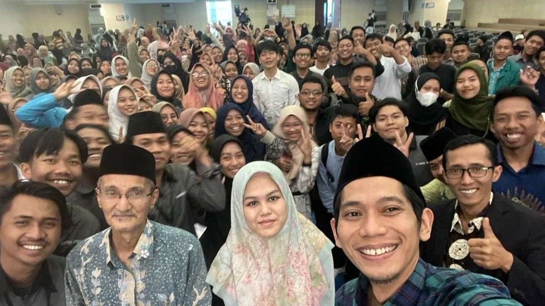 KH Husein Muhammad bersama para kader mahasiswa tergabung dalam PMII. (Foto: dok/ngopibareng.id)