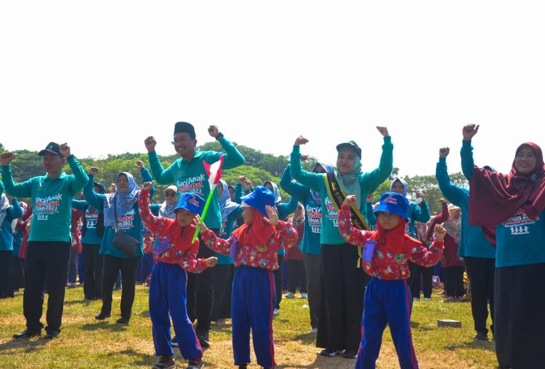 Bupati Sidoarjo Gus Muhdlor dan Ning Sasha menari bersama siswa TK di Sidoarjo. (Foto: Aini Arifin/Ngopibareng.id)