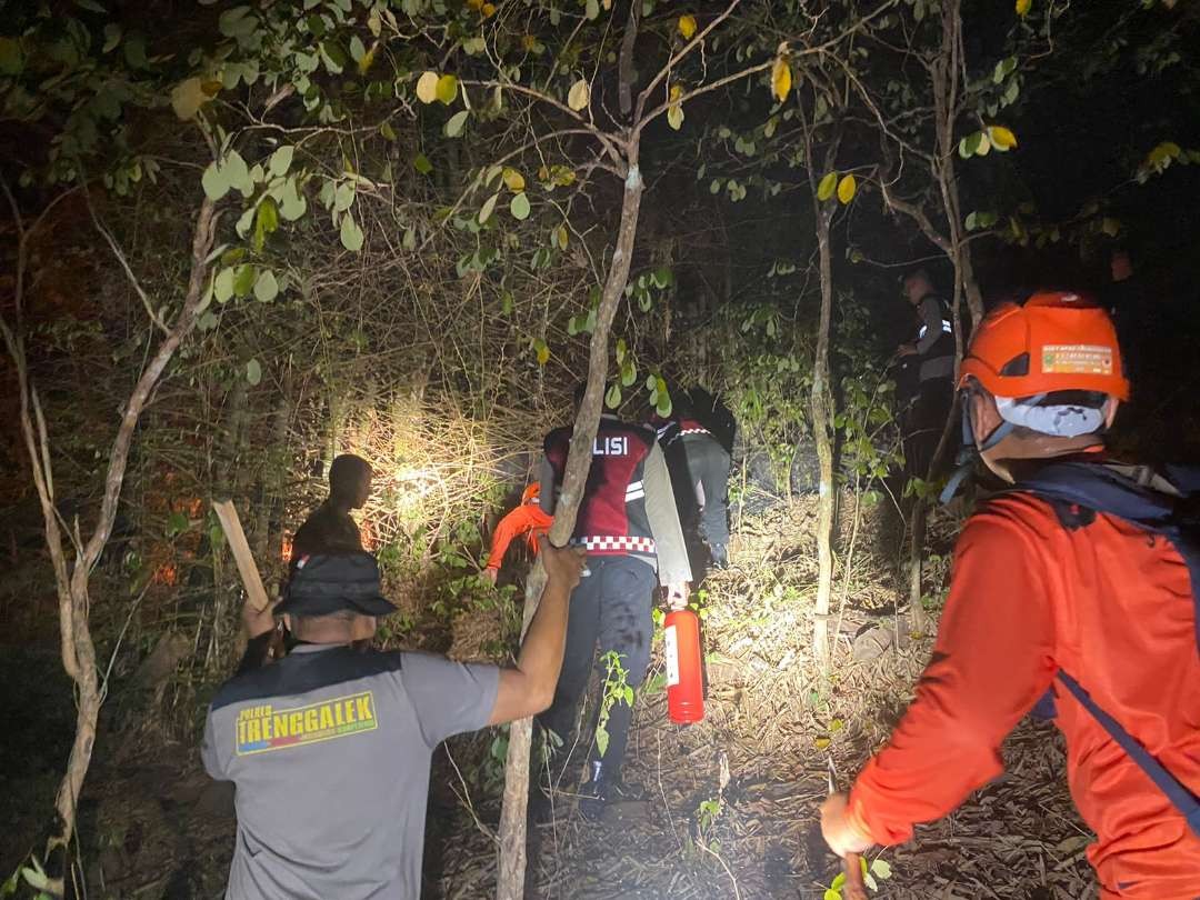 Hutan di kawasan Jarakan Desa Karansoko, Kecamatan/Kabupaten Trenggalek terbakar pada Kamis 28 September 2023 malam. (Foto: polres trenggalek)