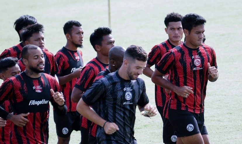 Skuat Arema FC saat menjalani sesi latihan jelang laga melawan PSS Sleman di Kompetis Liga 1 musim 2023/2024 (Foto: Twitter/@Aremafcofficial)