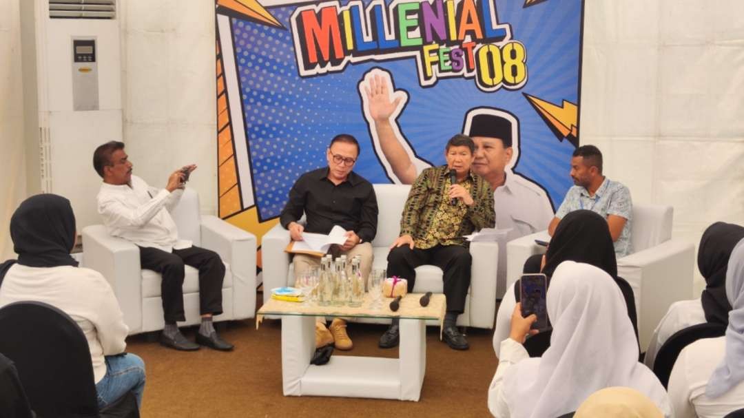 Penasihat Tunas Muda Milenial Hashim Djojohadikusumo (dua dari kanan) bersama Ketua Dewan Pembina Tunas Muda Millenial Mochammad Iriawan saat menjelaskan misi Millenial Fest 08, Jumat 29 September 2023. (Foto: Fariz Yarbo/Ngopibareng.id)