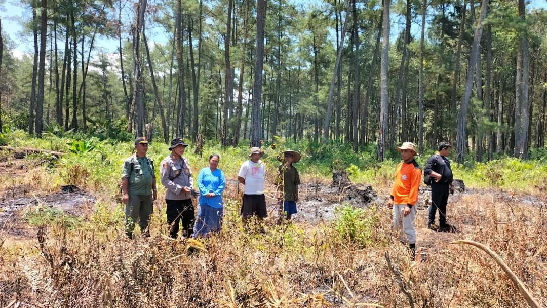 Kapolsek Sempu, AKP Karyadi berdialog dengan warga sekaligus menyampaikan imbauan untuk mencegah terjadinya kebakaran lahan dan hutan. (Foto: Istimewa)