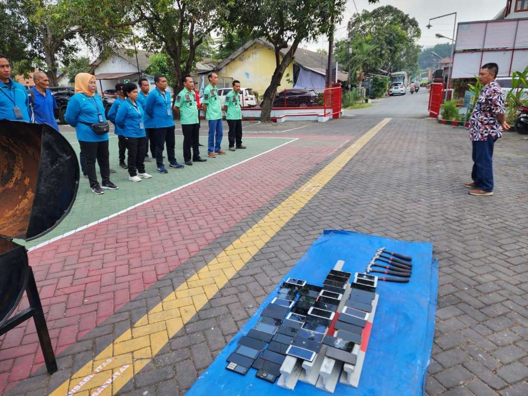 Kadiv Pemasyarakatan Kanwil Kemenkumham Jatim Teguh Wibowo memimpin pemusnahan barang bukti hasil sidak di Lapas/Rutan di Jatim. Kegiatan digelar di halaman Rupbasan Surabaya pada Jumat 29 September 2023. (Foto: Istimewa)