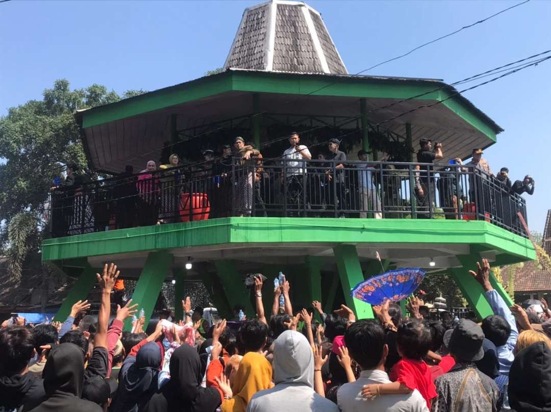 Ribuan warga Blitar berebut percikan air bekas siraman pusaka Gong Kyai Pradah di Alon-alon Kecamatan Sutojayan, Blitar, Jumat, 29 September 2023. (Foto: Choirul Anam/Ngopibareng.id)