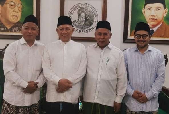 KH Abdul Hakim Mahfudz (Ponpes Tebuireng Jombang) bersama KH Marzuki Mustamar (Ponpes Sabilurrosyad Malang) bersama Gus Salam (Ponpes Denanyar) dan Gus Fahmi Amrulloh Hadzik. (Foto:adi/ngopibareng.id)