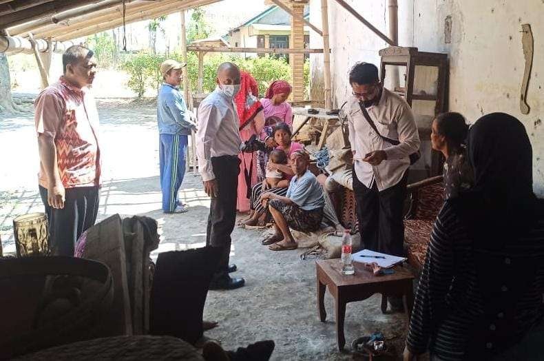 Penyidik Polres Probolinggo Kota saat melakukan olah Tempat Kejadian Perkara (TKP) kasus suami dibantu anaknya, diduga membunuh istrinya. (Foto: Ikhsan Mahmudi/Ngopibareng.id)