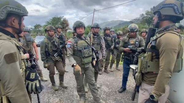 Satgas Damai Cartenz melumpuhkan empat anggota Kelompok Kriminal Bersenjata (KKB) yang kerap membuat kerusuhan di daerah Oksibil, Kabupaten Pegunungan Bintang. (Foto: Ant)