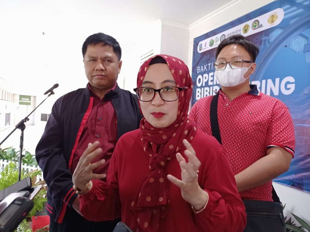 dr Ulfa Elfiah, ahli bedah plastik Unej (tengah) dan  dr. Winarno Dodo Saputro, ahli bedah plastik Unair (kiri) (Foto: Rusdi/Ngopibareng.id)